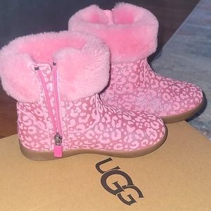 AUTHENTIC TODDLER GIRL UGG BOOTS.. Pink cheetah print toddler UGG boots size 11
